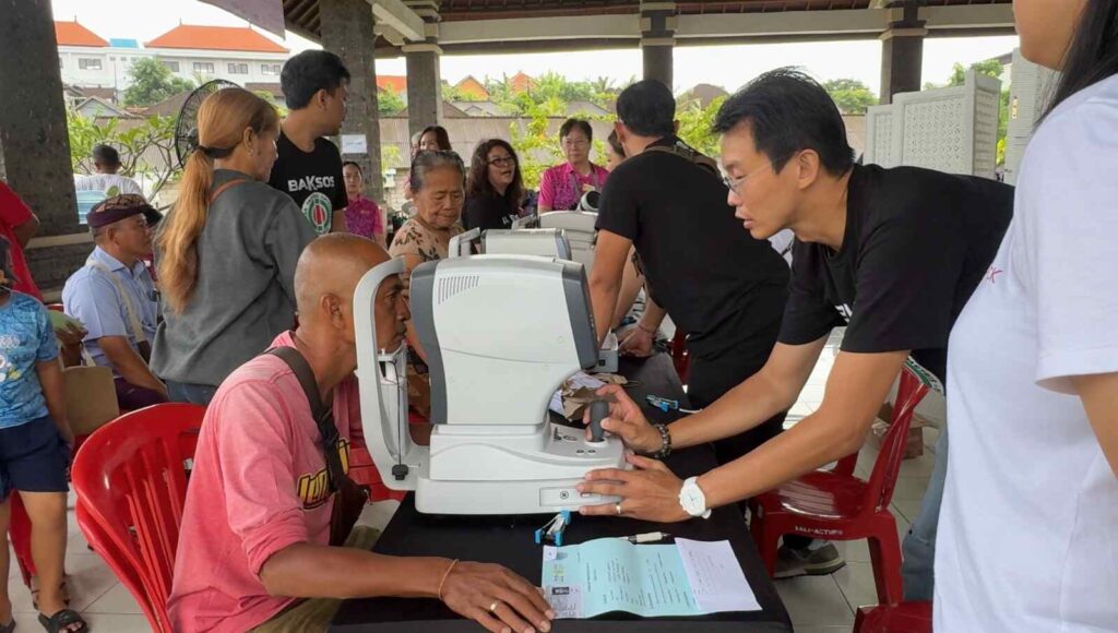 Warga mengikuti pemeriksaan mata dalam kegiatan Vision for All di Jimbaran