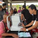 Warga mengikuti pemeriksaan mata dalam kegiatan Vision for All di Jimbaran