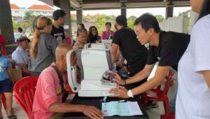 Warga mengikuti pemeriksaan mata dalam kegiatan Vision for All di Jimbaran