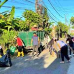 Warga bersama-sama melakukan kegiatan gotong royong di lingkungan dengan suasana kebersamaan