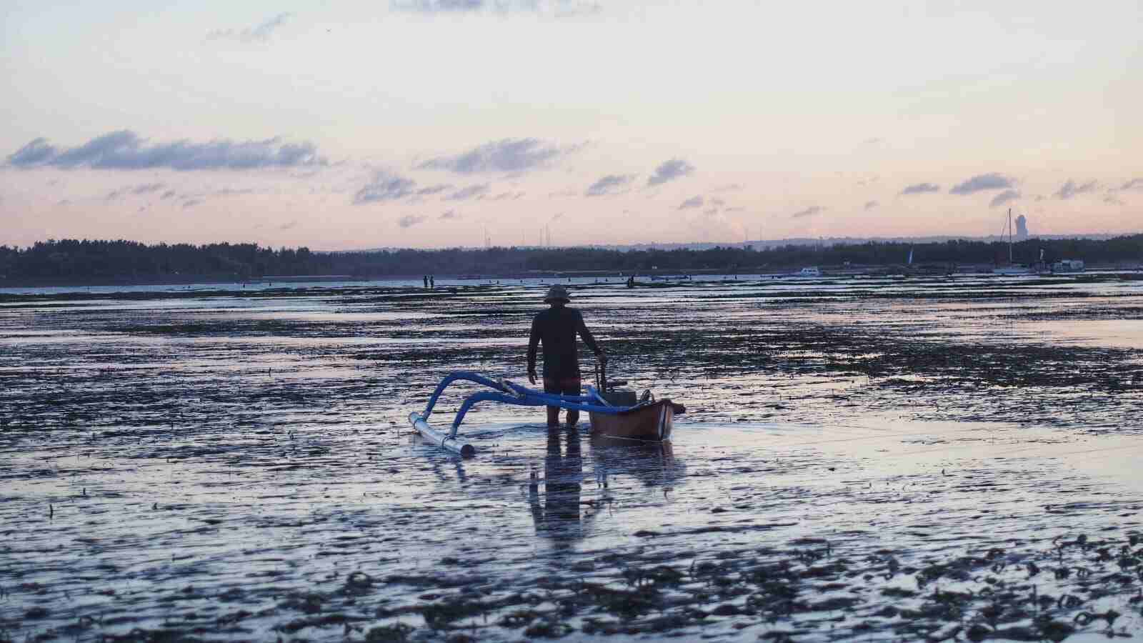 Pemandangan laut yang tenang dengan nuansa reflektif tentang perjalanan hidup.
