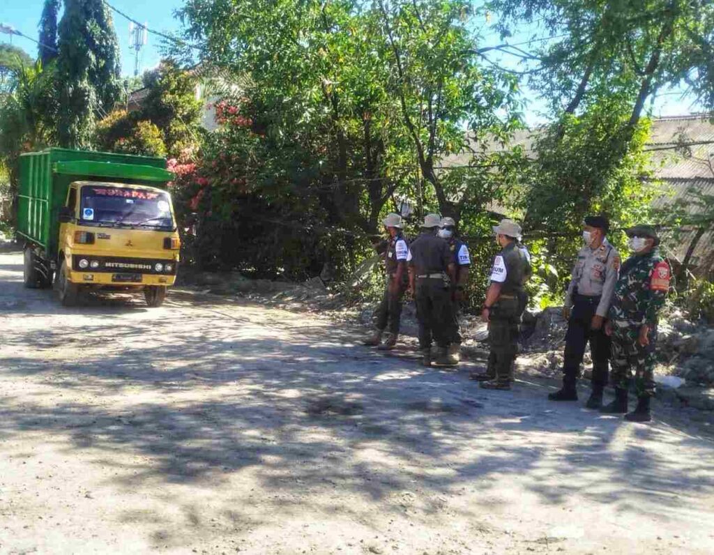 Aparat dan warga bekerja sama dalam pengelolaan sampah di lingkungan Bali.