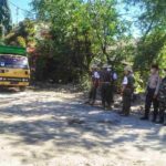 Aparat dan warga bekerja sama dalam pengelolaan sampah di lingkungan Bali.