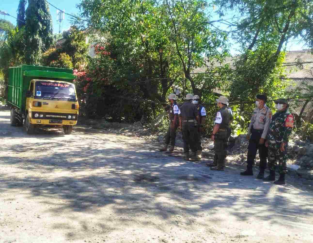 Aparat dan warga bekerja sama dalam pengelolaan sampah di lingkungan Bali.