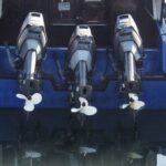 Tiga orang bergerak bersama dalam satu arah sebagai simbol kebersamaan dan kerja kolektif