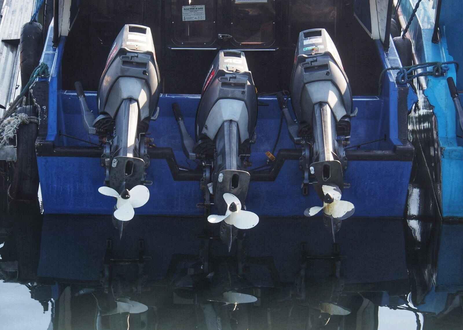 Tiga orang bergerak bersama dalam satu arah sebagai simbol kebersamaan dan kerja kolektif