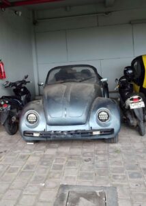 Suasana reflektif yang menggambarkan perjalanan waktu dan kenangan