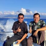 Seseorang berada di persimpangan jalan sebagai simbol pilihan dan perjalanan hidup