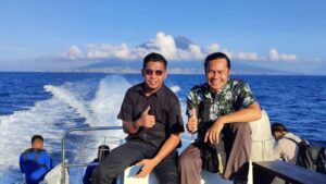 Seseorang berada di persimpangan jalan sebagai simbol pilihan dan perjalanan hidup