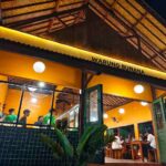 Suasana Warung Bunana di Bali Selatan dengan sajian roti canai dan teh tarik
