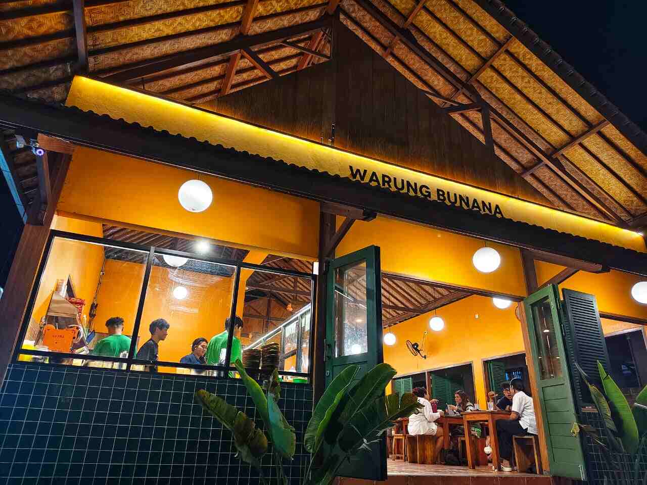 Suasana Warung Bunana di Bali Selatan dengan sajian roti canai dan teh tarik