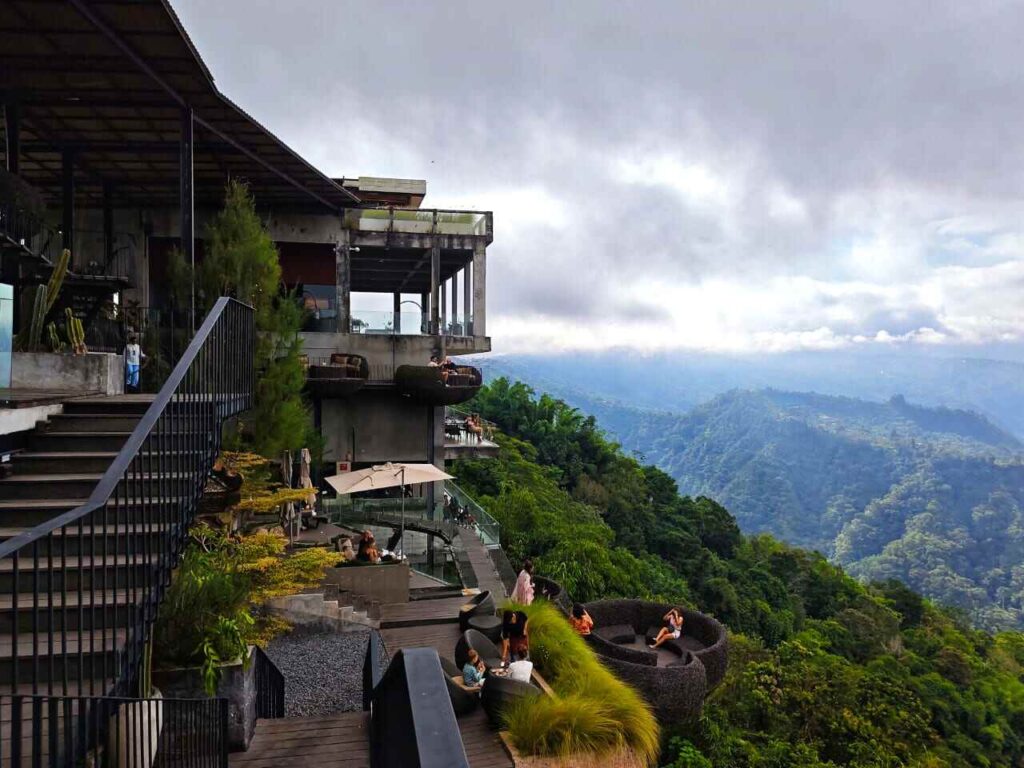 Coffee shop modern di Kintamani dengan pemandangan alam pegunungan yang terbentang di hadapan pengunjung