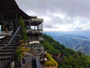 Coffee shop modern di Kintamani dengan pemandangan alam pegunungan yang terbentang di hadapan pengunjung