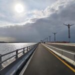 Langit mendung dengan cahaya yang perlahan muncul di sela awan