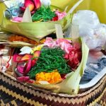 Sesajen tradisional tersusun rapi sebagai bagian dari praktik budaya di tengah kehidupan modern