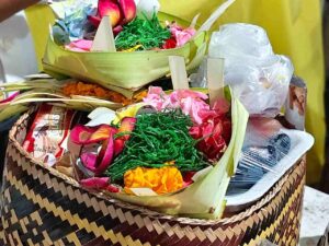 Sesajen tradisional tersusun rapi sebagai bagian dari praktik budaya di tengah kehidupan modern