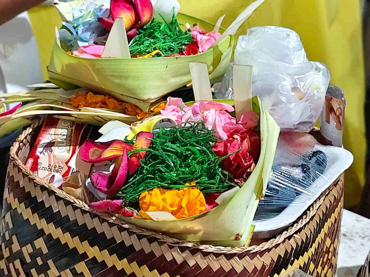 Sesajen tradisional tersusun rapi sebagai bagian dari praktik budaya di tengah kehidupan modern