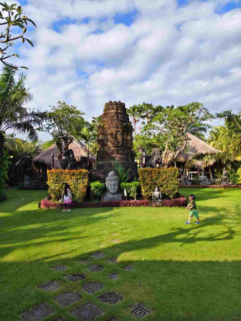 Suasana Big Garden Corner di Bali dengan area taman dan aktivitas keluarga