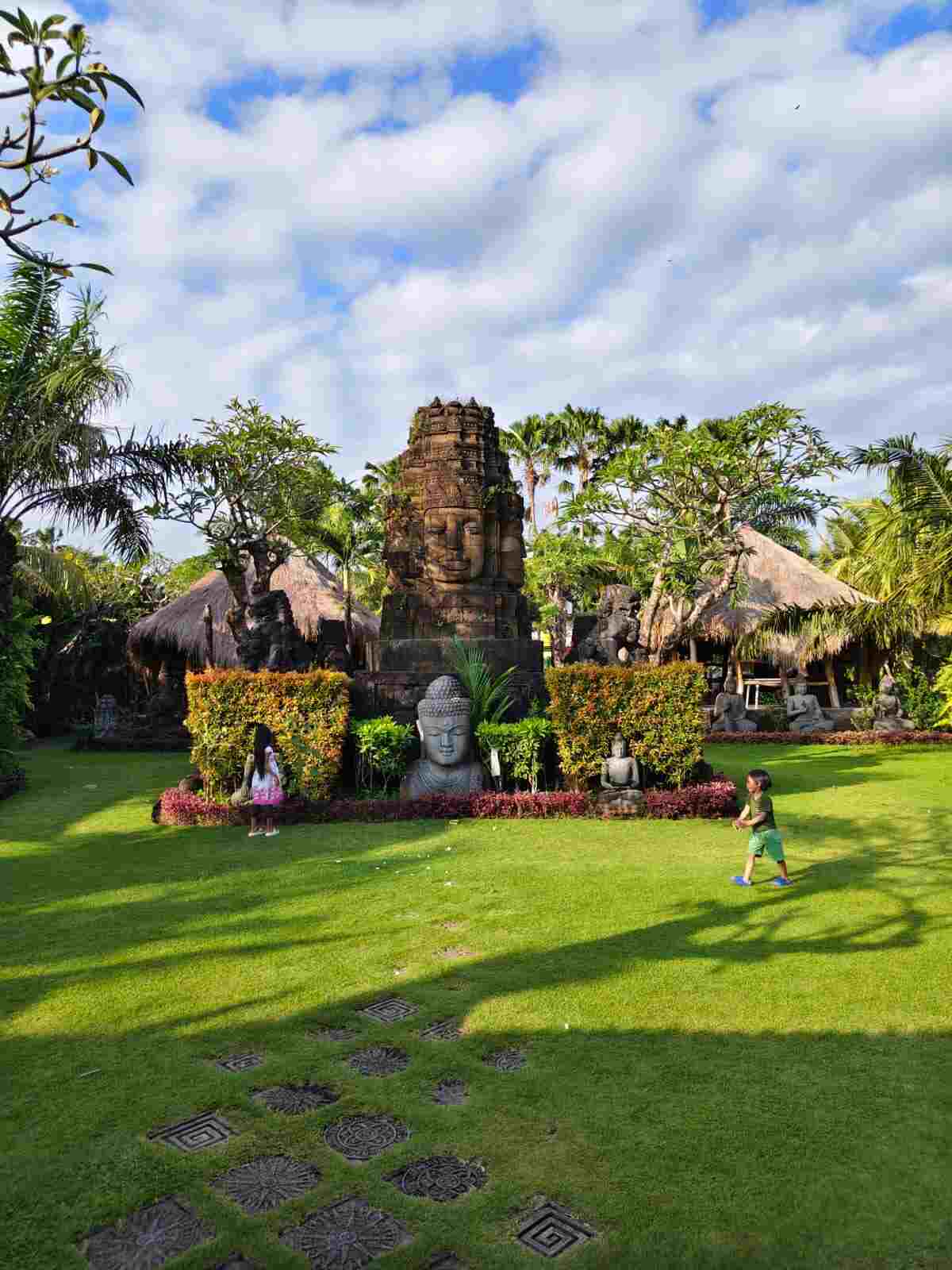 Suasana Big Garden Corner di Bali dengan area taman dan aktivitas keluarga
