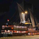 Kapal dinner cruise berlayar di Pelabuhan Benoa dengan suasana malam yang romantis