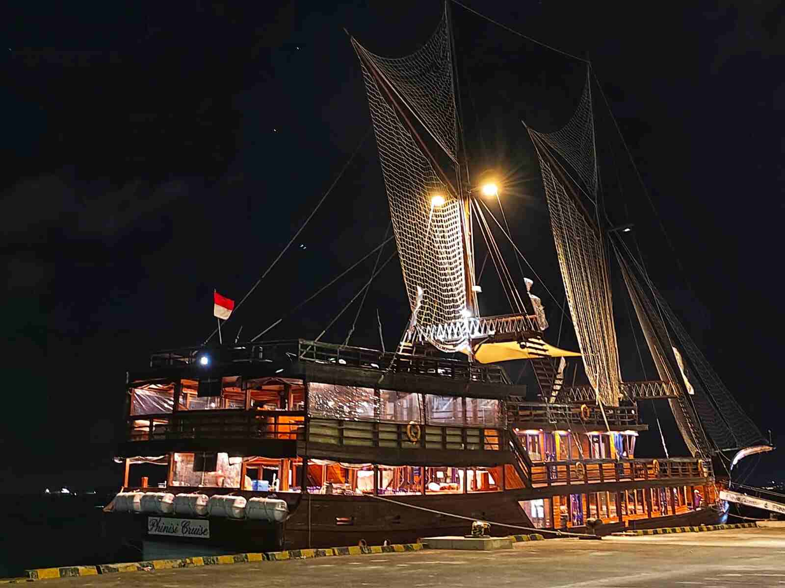 Kapal dinner cruise berlayar di Pelabuhan Benoa dengan suasana malam yang romantis