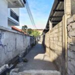 Jalur pintas di kawasan Monang-Maning Denpasar yang telah ditutup untuk mencegah pembuangan sampah liar