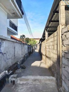 Jalur pintas di kawasan Monang-Maning Denpasar yang telah ditutup untuk mencegah pembuangan sampah liar