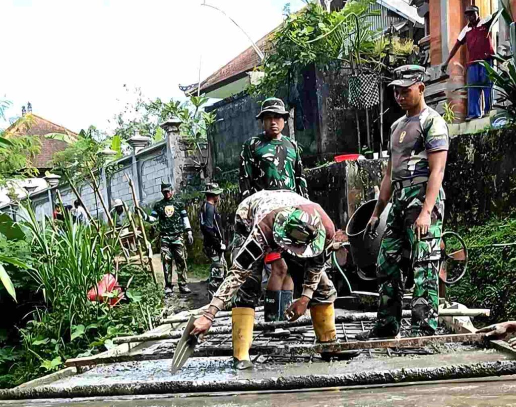 Proses pembangunan Jembatan Tegal Lantang di Desa Pangsan, Badung pada hari ke-15 pengerjaan