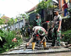 Proses pembangunan Jembatan Tegal Lantang di Desa Pangsan, Badung pada hari ke-15 pengerjaan