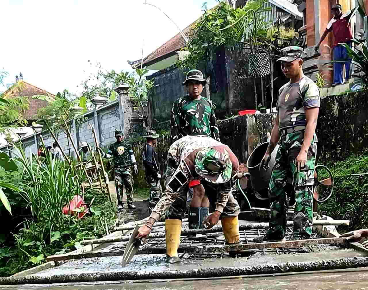 Proses pembangunan Jembatan Tegal Lantang di Desa Pangsan, Badung pada hari ke-15 pengerjaan