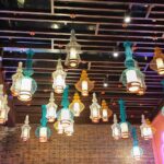 Deretan lampu dengan cahaya berbeda-beda yang menciptakan suasana harmonis