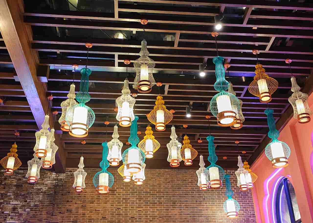 Deretan lampu dengan cahaya berbeda-beda yang menciptakan suasana harmonis