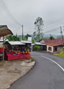 Aktivitas masyarakat lokal Bali dalam suasana keseharian yang sederhana dan alami
