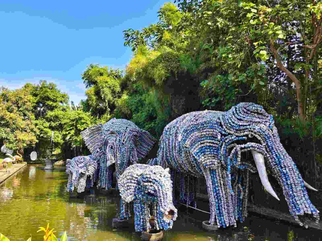Patung keluarga gajah dari kaleng bekas sebagai karya kreatif ramah lingkungan