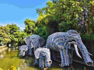 Patung keluarga gajah dari kaleng bekas sebagai karya kreatif ramah lingkungan