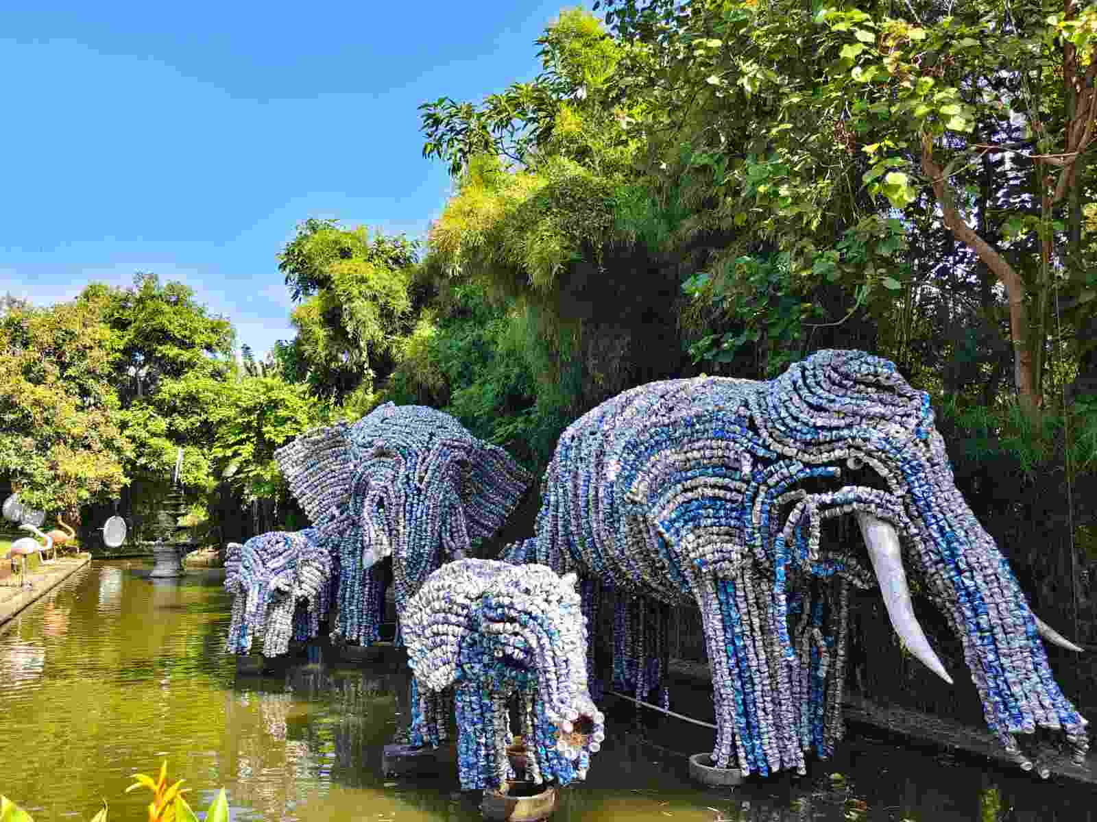 Patung keluarga gajah dari kaleng bekas sebagai karya kreatif ramah lingkungan