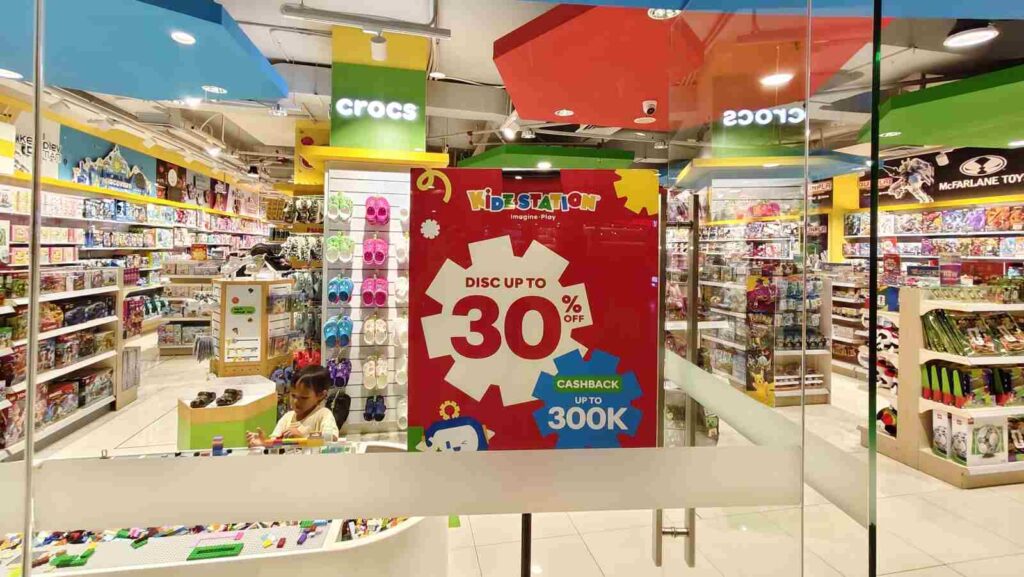 Suasana Kidz Station Beachwalk dengan berbagai mainan dan area yang menarik bagi anak-anak
