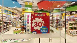 Suasana Kidz Station Beachwalk dengan berbagai mainan dan area yang menarik bagi anak-anak