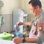 Kombes Pol William Asnandar Simanjuntak menikmati momen santai di sela kesibukan tugas