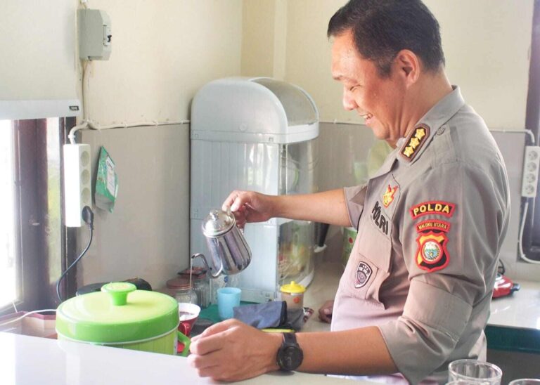 Kombes Pol William Asnandar Simanjuntak menikmati momen santai di sela kesibukan tugas