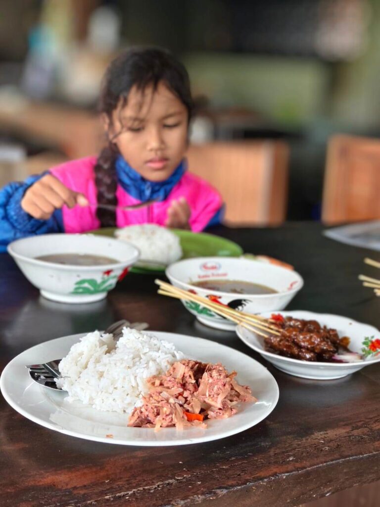 Sajian kuliner sederhana khas Bali dengan tampilan hangat dan menggugah selera