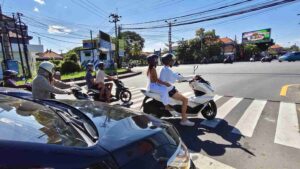 Situasi lalu lintas di Bali dengan pengawasan terhadap pengendara, termasuk wisatawan asing