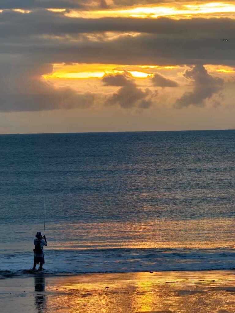 Hamparan laut tenang dengan suasana yang menggambarkan kesabaran dan proses kehidupan