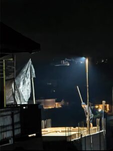 Suasana malam yang tenang dengan nuansa hening dan reflektif