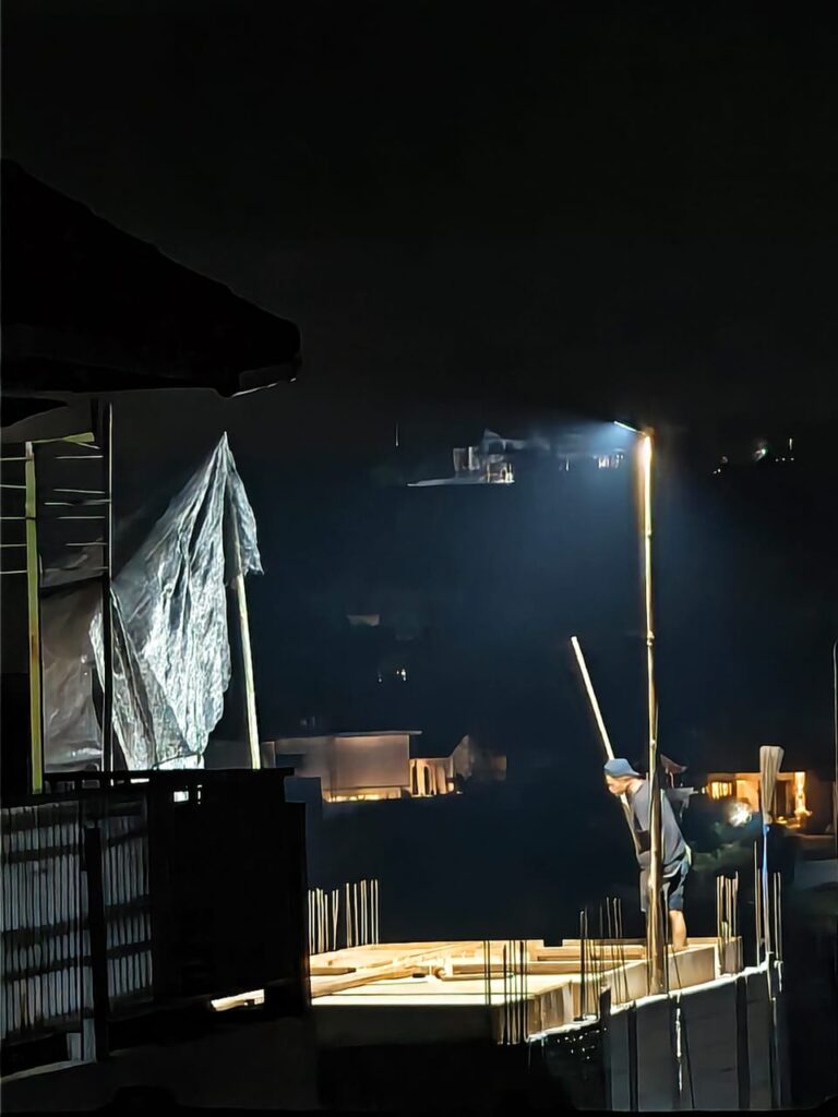 Suasana malam yang tenang dengan nuansa hening dan reflektif