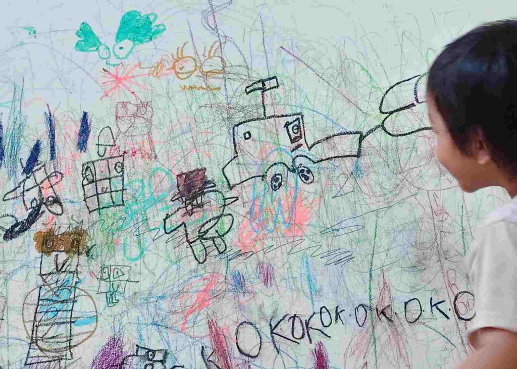 Anak-anak bermain dalam suasana penuh warna dan keceriaan masa kecil