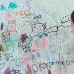 Anak-anak bermain dalam suasana penuh warna dan keceriaan masa kecil