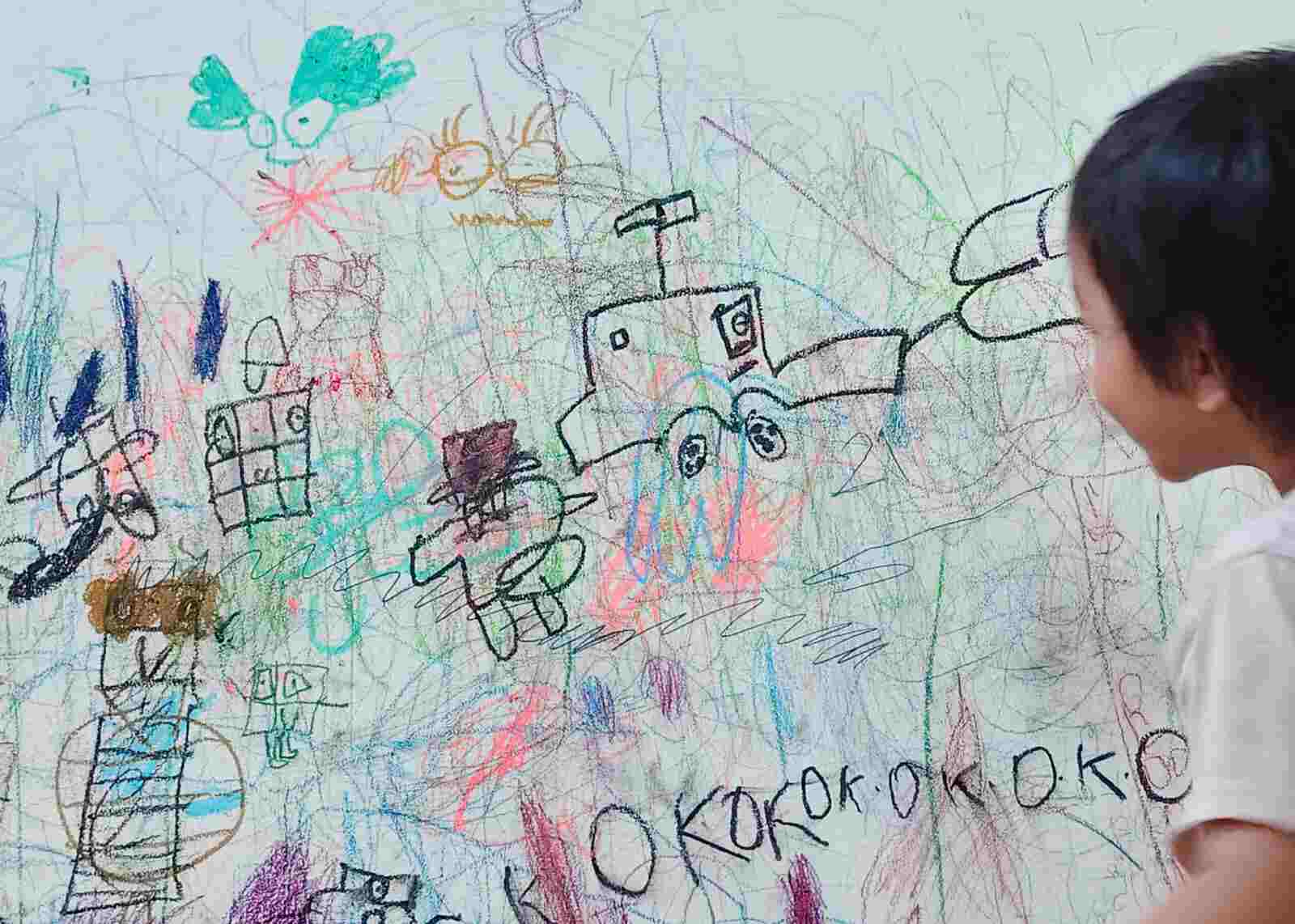 Anak-anak bermain dalam suasana penuh warna dan keceriaan masa kecil