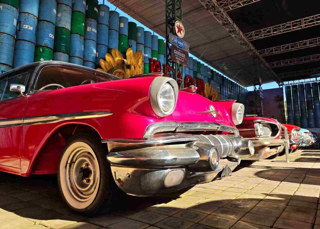 Mobil klasik terawat dengan detail khas yang mencerminkan nilai sejarah dan ketelitian perawatan