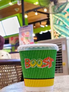 Suasana tempat kuliner dengan sajian premium yang menarik perhatian pengunjung